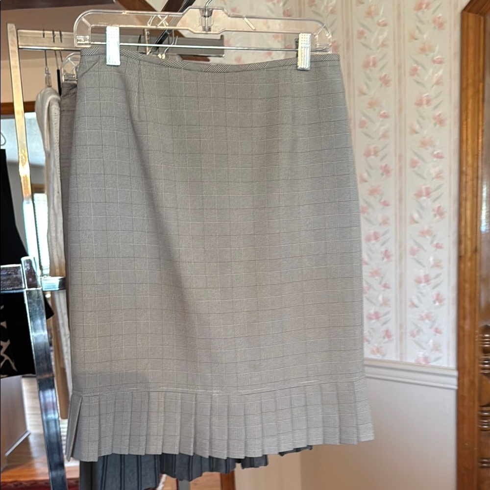 Sophisticated Gray Knee-Length Pleated Pencil Skirt